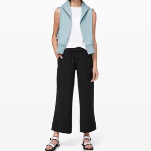 Lululemon On the Fly Wide-Leg 7/8 Pant *Woven Black, size 4, like new